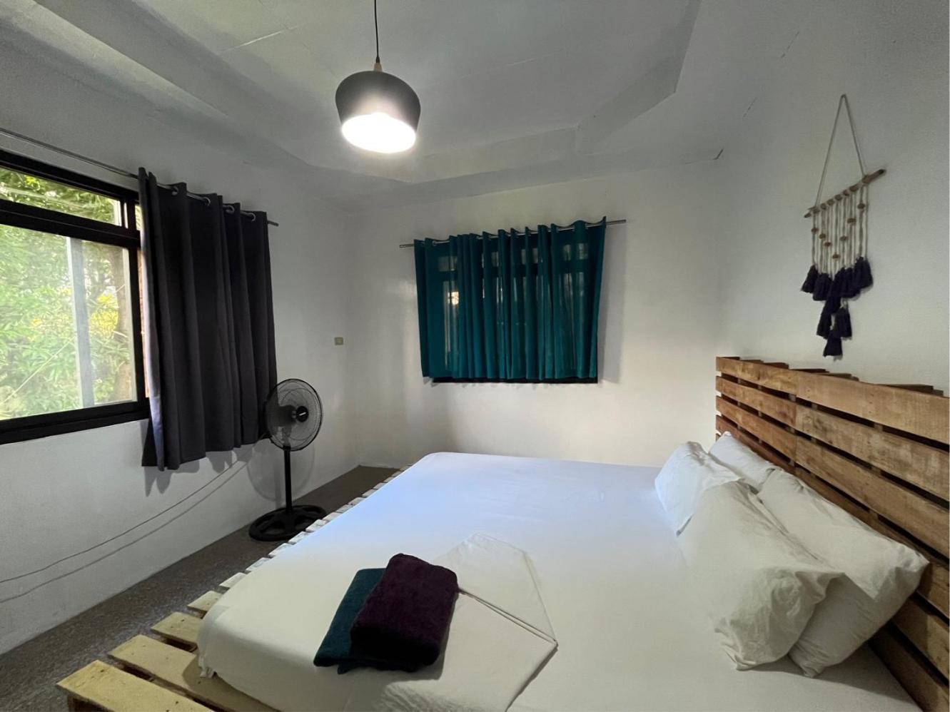 Uncharted Hostel Puerto Galera Eksteriør billede