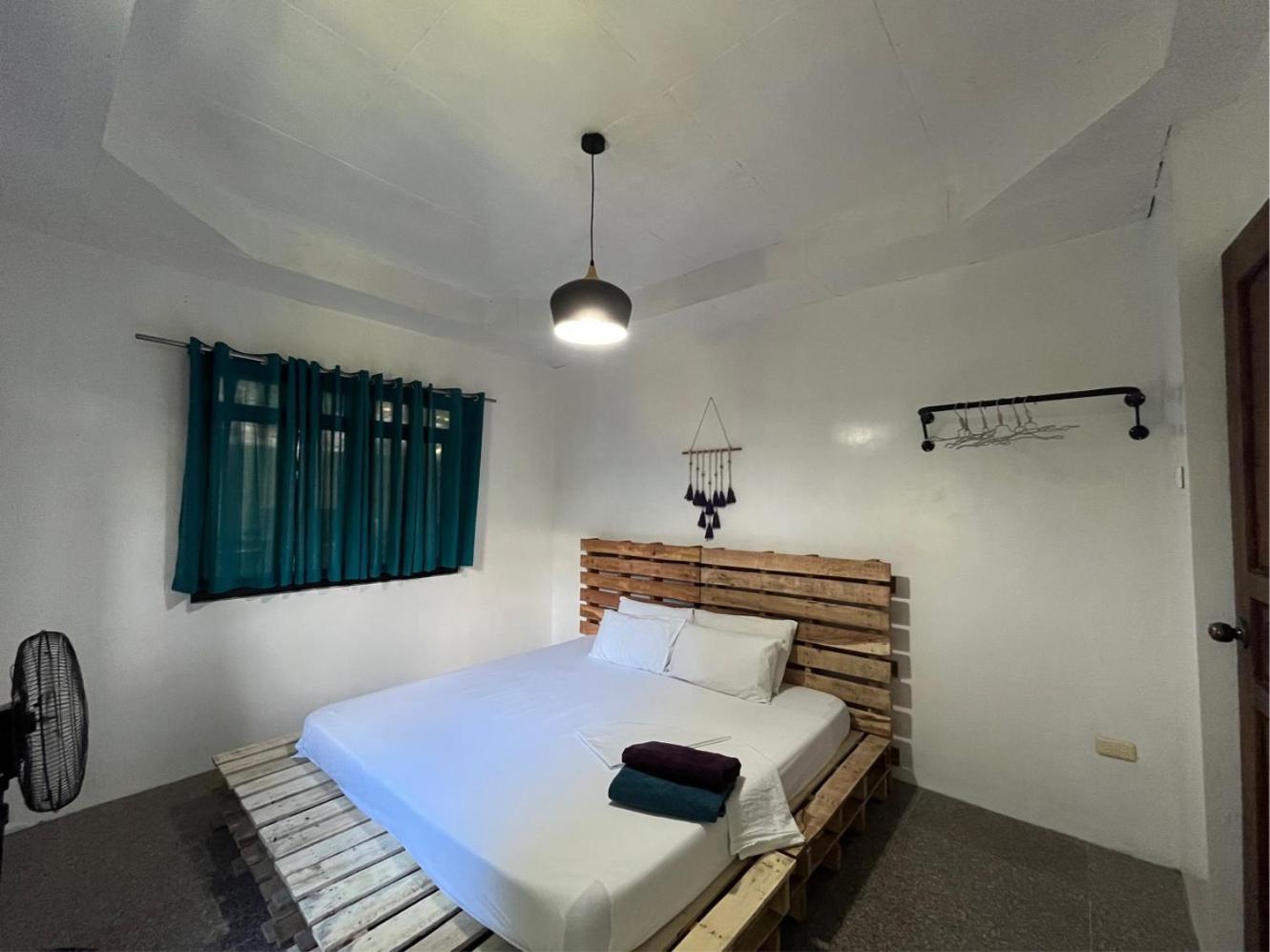 Uncharted Hostel Puerto Galera Eksteriør billede
